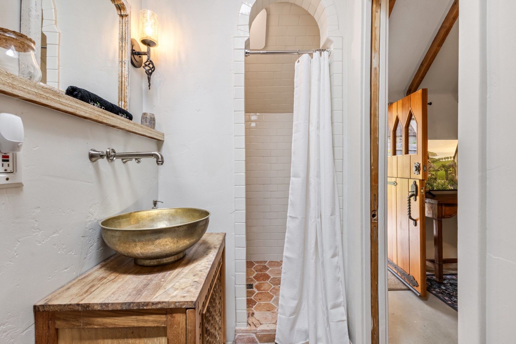 Guest cottage full bathroom