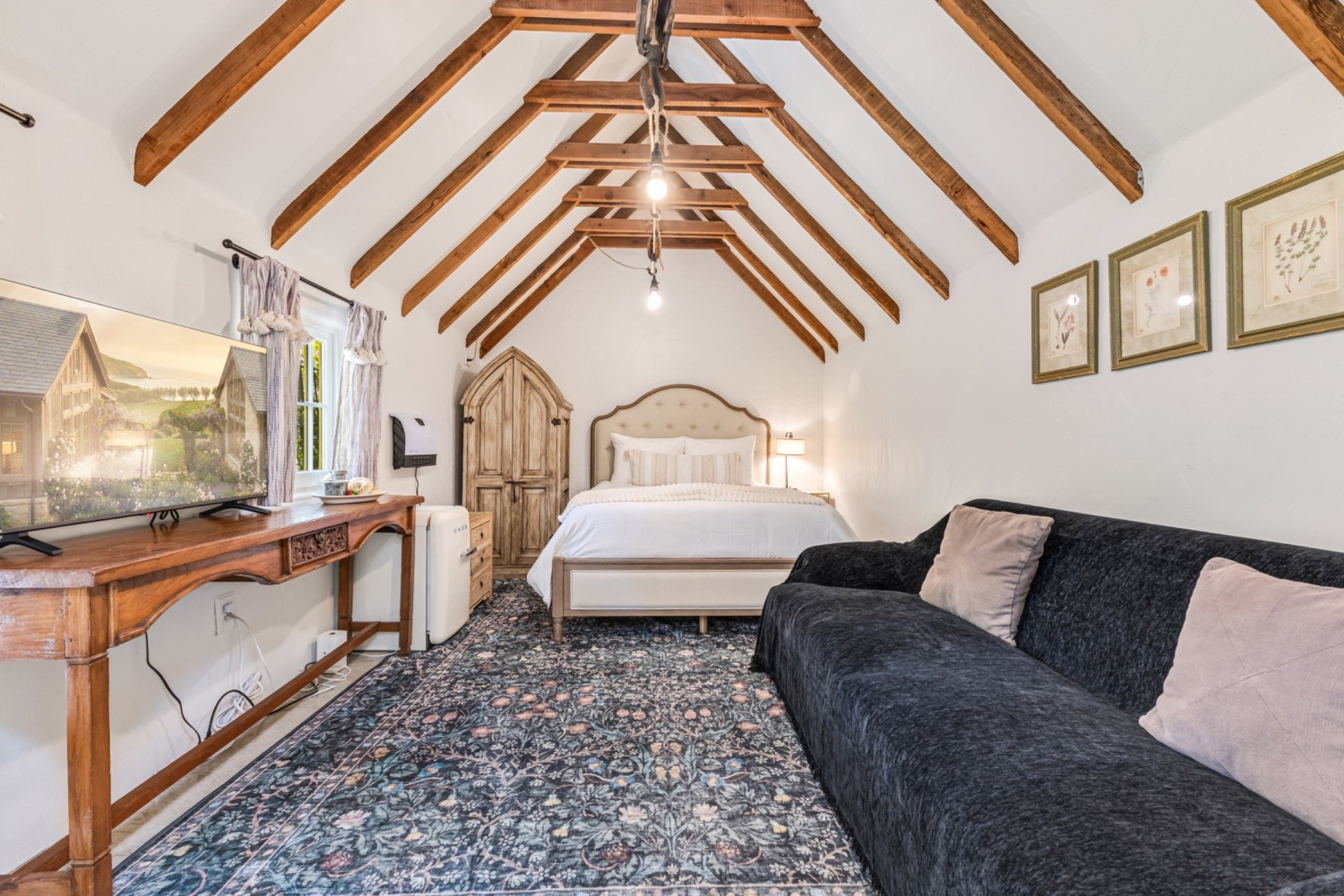 Detached guest cottage bedroom