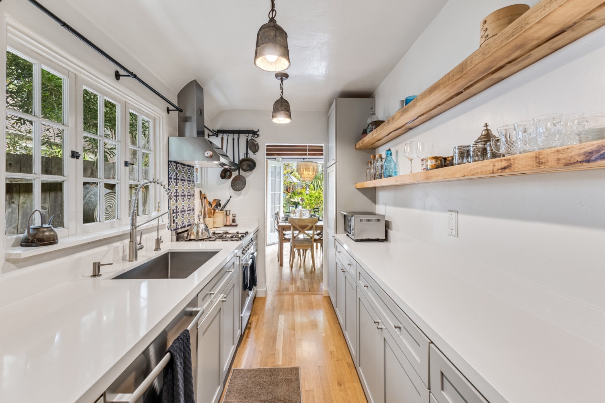 Compact modern kitchen