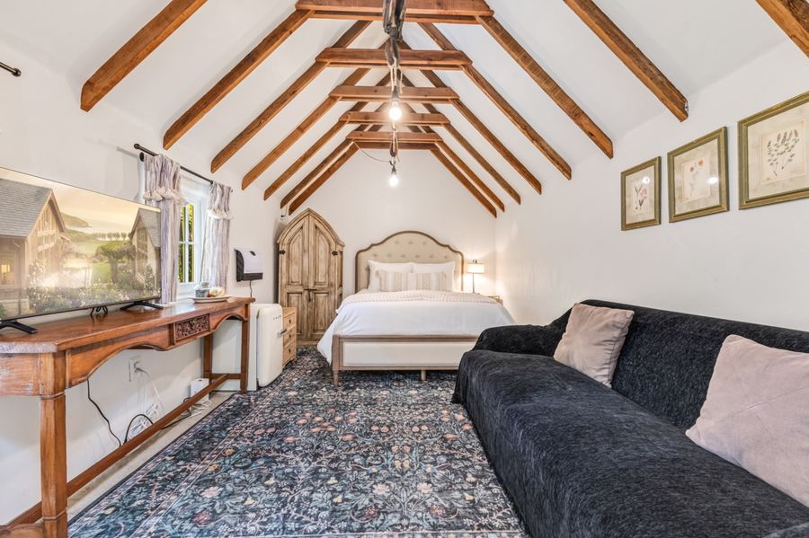 Detached guest cottage bedroom at Twin Briar Cottage