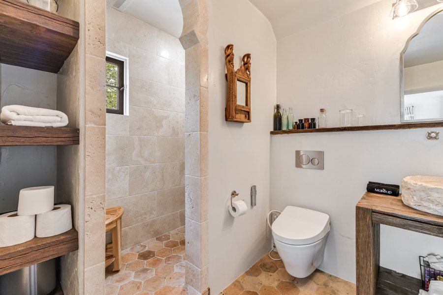 Main bathroom alternate view